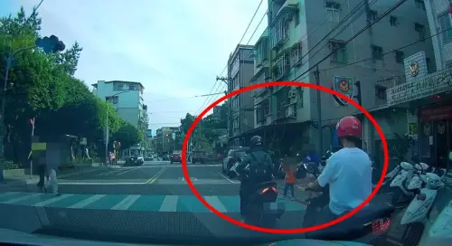 驚險畫面曝光！母子過斑馬線機車突然竄出　急忙往後跳逃過一劫
