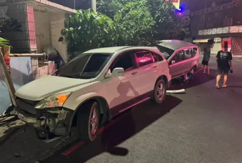 ▲9日晚間高雄市林園區發生一起酒駕車禍，60歲男子駕駛休旅車失控撞上國小圍牆，還波及停放路邊的8輛汽、機車。(圖／翻攝畫面)