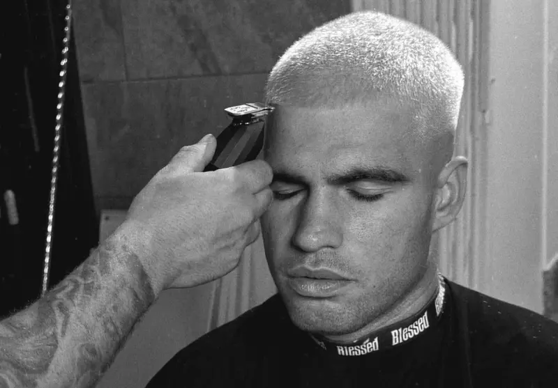 ▲隨著2025年美網決賽西班牙名將艾卡拉茲成功戰勝衛冕冠軍辛納（Jannik Sinner），繼2022年後再奪美網男單冠軍後，近期艾卡拉茲再度換上造型讓場外球迷引起熱烈討論。（圖／取自IG@victorbarbers5）