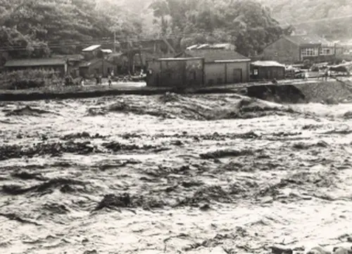 ▲1963年9月12日，強烈颱風葛樂禮走著「西北颱」路徑，造成台灣中北部豪雨傾洩，水淹三天三夜。（圖／國家文化記憶庫）
