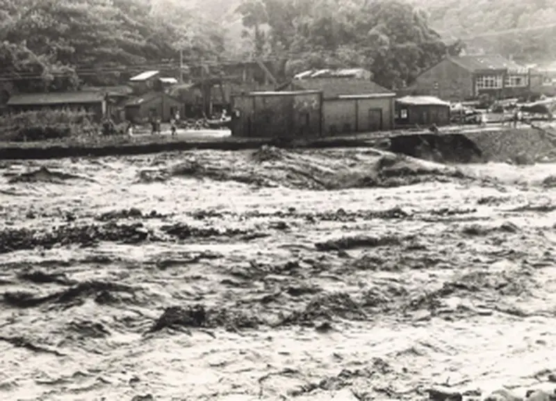 ▲1963年9月12日，強烈颱風葛樂禮走著「西北颱」路徑，造成台灣中北部豪雨傾洩，水淹三天三夜。（圖／國家文化記憶庫）