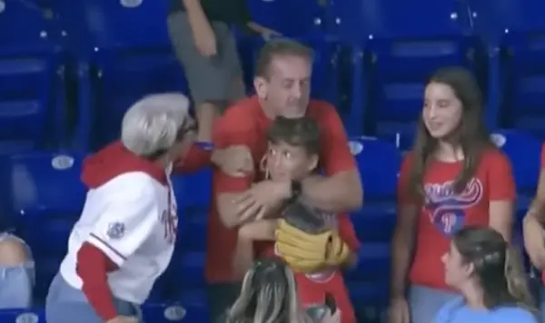 ▲美國職棒大聯盟（Major League Baseball）日前費城費城人迎戰邁阿密馬林魚的比賽中，4局上半費城人外野手貝德（Harrison Bader）的全壘打在外野觀眾席中出現了爭議的一幕，球飛進觀眾席後被一名男球迷接到，卻引來另外一名女球迷上前爭執，認為球是飛向他的座位，所以球應該給他，態度十分惡劣也讓眾多民眾不解。（圖／取自YT）