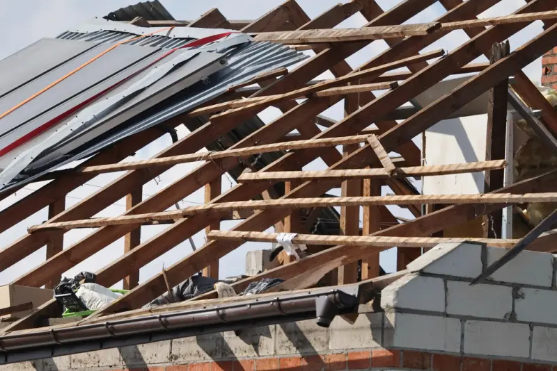    ▲波蘭東部村莊懷里基（Wyryki）一處房屋遭到俄羅斯無人機撞毀。（圖／美聯社／達志影像）  