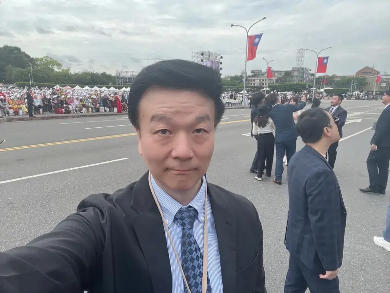 ▲桃園市議員于北辰近日慘被網友P圖在中國揮舞五星旗。（圖／取自于北辰臉書）