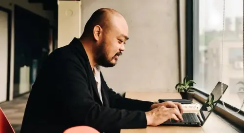 ▲知名編劇蔡坤霖遭女學員指控性騷。（圖／翻攝蔡坤霖臉書）