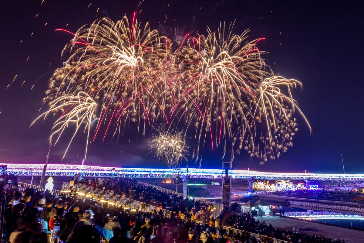 ▲2025雙十國慶煙火移師南投，本文整理最佳觀賞點、交通與接駁車等訊息一次看。圖為往年煙火施放盛況。（示意圖／取自南投縣政府臉書）