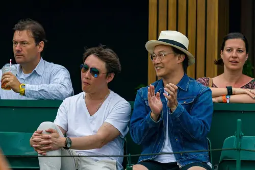 陳奕迅大5歲親哥曝光！笑容長相神複製　粉絲驚呼：根本是雙胞胎
