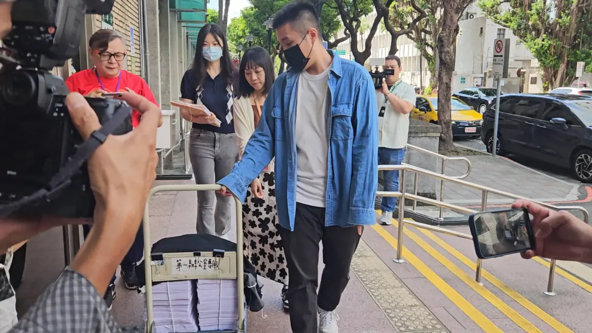 ▲北檢抗告卷證今（11日）早送抵高院，卷宗竟高達上百宗。（圖／記者劉松霖攝）