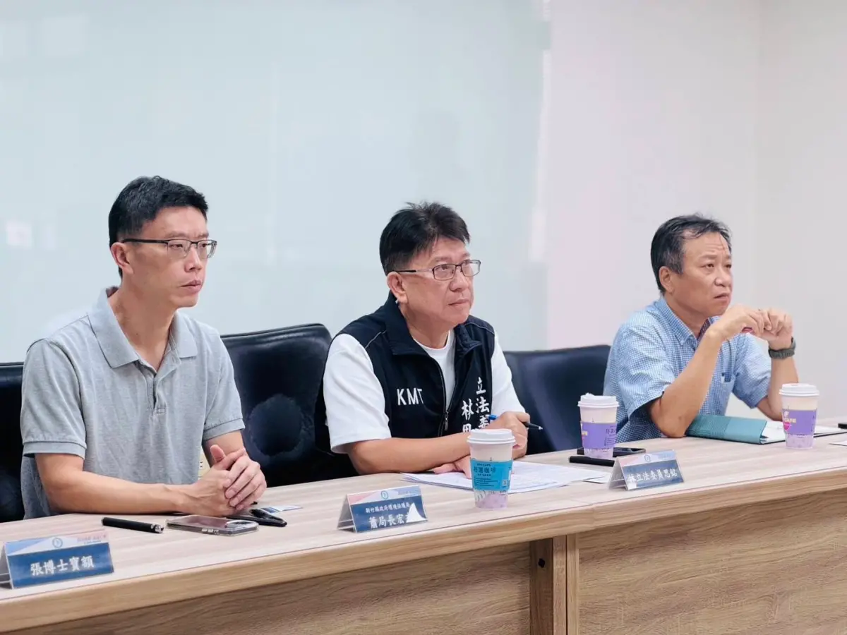 ▲竹北空氣飄刺鼻異味，國民黨立委林思銘昨（10）日召開會議。（圖／林思銘辦公室提供）