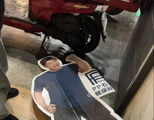 ▲曾國城的人形立牌倒在路邊，卻被網友找到趣味的視覺效果亮點，引起討論。（圖／摘自 Threads@tattoolaiiii）