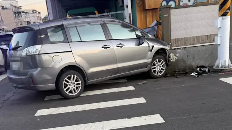 ▲仁武一輛休旅車今（11日）早自撞幼稚園大門圍牆，駕駛當場身亡，副駕身上酒味重。（圖／記者林梵墨翻攝）