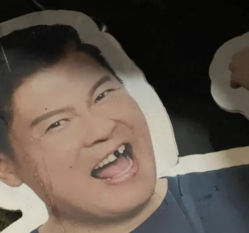 ▲曾國城的人形立牌上牙齒有一顆被塗黑，看起來像缺了牙。（圖／摘自 Threads@tattoolaiiii）