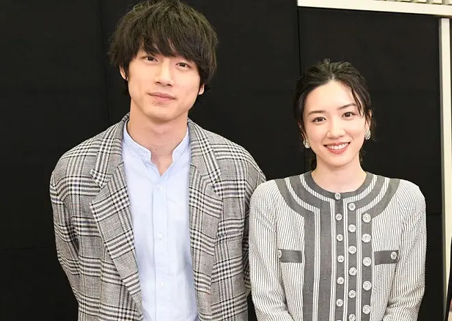 ▲永野芽郁（右）、坂口健太郎（左）昔日戀情被爆出，網友發現她疑似與田中圭搞出軌不倫戀的時間重疊，同時驚覺2男都是巨蟹座，難怪讓天秤女深深著迷。（圖／映画『仮面病棟』公式@kamenbyoto）