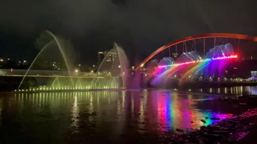 ▲2025台北水舞嘉年華將於9月13日登場，今年將在基隆河河面上全新打造120米「雙水幕」水舞平台，四大亮點、最佳觀賞點搶先看。（圖／北市觀傳局提供）