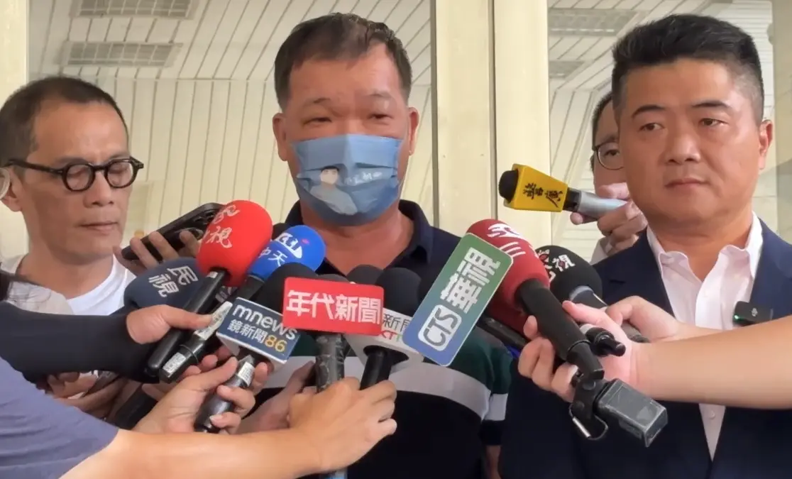 ▲檢察官查出，顏寬恒（右）擔任立委期間，疑用員工林進福（中）當作人頭，總計詐領108萬4976元薪資及年終獎金。（圖／顏寬恒辦公室提供）