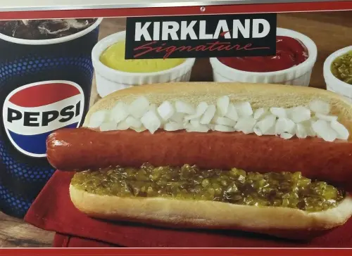 ▲好市多熟食區「熱狗+飲料」只賣銅板價50元，已凍漲40年之久。（圖／Costco好市多 商品經驗老實說臉書）