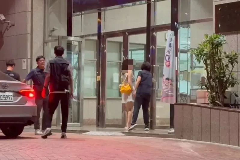 ▲「台灣臀后」近日在高雄圖書總館內取景，拍攝成人影片，引發網友熱議。（圖／翻攝畫面)