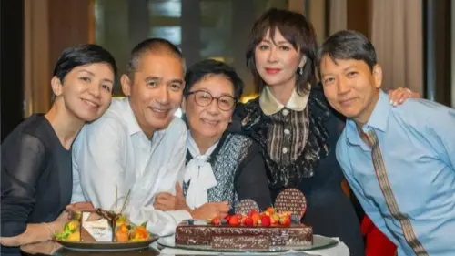 ▲梁朝偉相當愛家人，去年生日和媽媽（左三）、（右二）妹妹（左一）及妹夫（右一）都有現身。（圖／翻攝自IG：@carinalau1208）