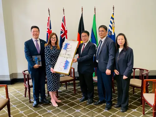 訪布里斯本市政廳　議長蘭德斯邀黃偉哲同慶「九月春天」
