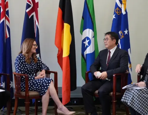 ▲ 議長蘭德斯（左）與市長黃偉哲暢聊交流願景，也邀請黃偉哲同慶「九月春天」。（圖／南市府提供）