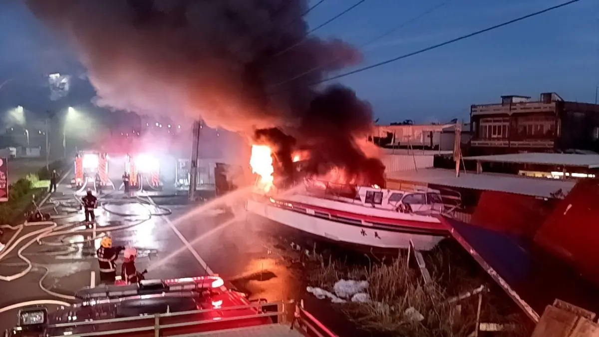 ▲屏東縣新園鄉光復路今天發生遊艇火警。（圖／翻攝畫面）