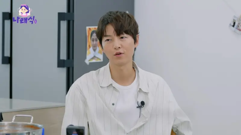 ▲宋仲基（如圖）也早睡早起，跟9點半睡覺的蔡依林有的拚。（圖／나래식 YouTube）