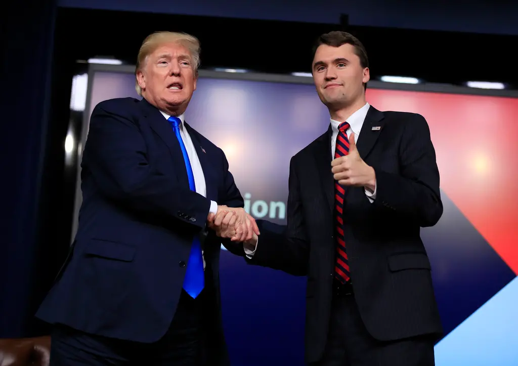 ▲美國總統川普（左）的政壇盟友、保守派政治評論員柯克（Charlie Kirk）（右）在當地時間10日時在猶他谷大學一場活動中遭到槍擊身亡。（圖／美聯社／達志影像）