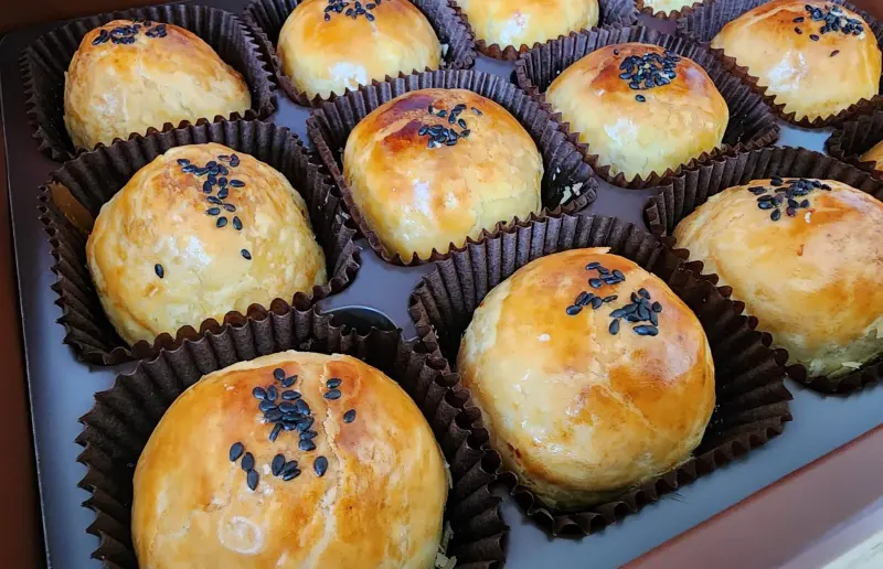 ▲不二坊、陳耀訓都是國內熱門的蛋黃酥品牌，但根據網路溫度計統計10大蛋黃酥人氣排行，冠軍讓人跌破眼鏡，但第1名也因高水準和用料實在，被許多死忠粉絲喜愛。（圖／Google評價）