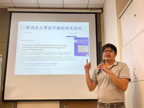 ▲國衛院國家蚊媒傳染病防治研究中心提到，目前知道行政區的防治策略造成蚊子分化，因此藥劑選擇及資源的分配也非常重要。（圖／記者張乃文攝）