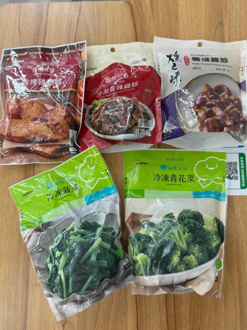 ▲全家還能買到雞胗、雞腿條、水煮青菜等，能補足蛋白質與膳食纖維。（圖/Ivy攝影）