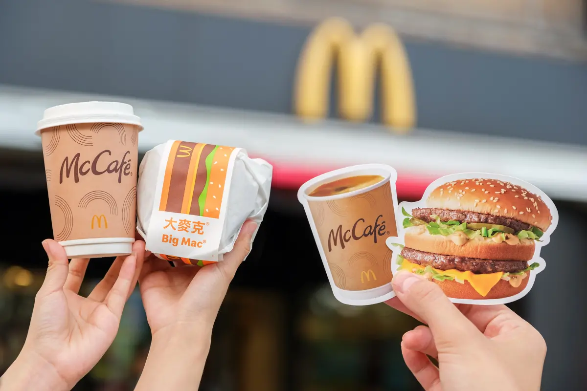 ▲麥當勞2025「麥當勞熱血行動」，9月15日起巡迴全台95所大專院校，完成捐血免費送「大麥克貴賓券」乙張；每校前50名首捐族，加碼再拿金選美式咖啡貴賓券及麥當勞熱血行動環保袋。（圖／麥當勞提供）