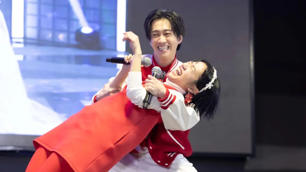 ▲陳漢典（後）與Lulu（前）今（11）日驚喜宣布婚訊震撼娛樂圈，昔日戰友小S感性喊：「終於有人陪他回家！」蔡康永則祝賀2人將組成充滿笑聲的小家庭。（圖／翻攝自陳漢典臉書）