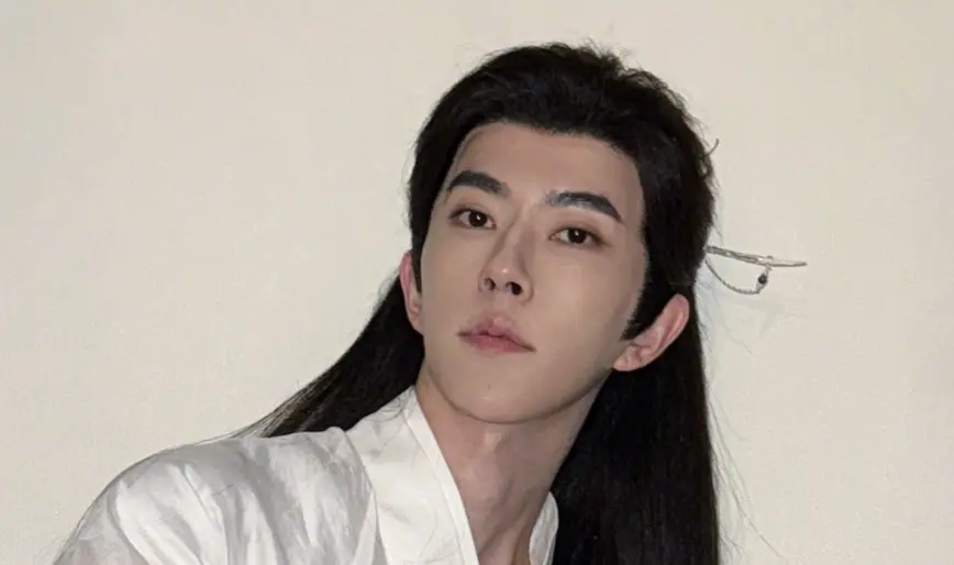 ▲于朦朧（如圖）日前墜樓身亡，就有網友挖出，他疑似曾在直播中狂比「540」求救手勢，還講突然講5字藏頭詩，疑似在預告死亡，生前畫面全曝光。（圖／翻攝自微博@于朦朧）