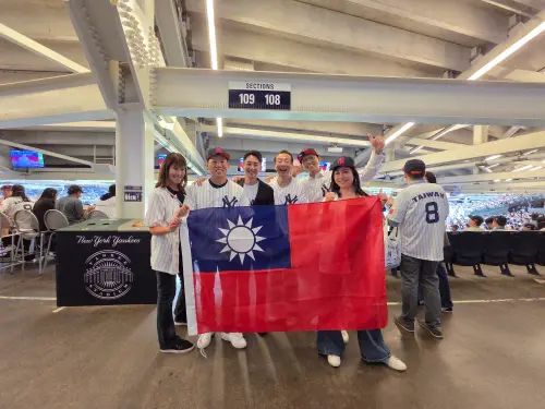 ▲此次「台灣日」專屬套票銷售近2,500張，購票球迷全數獲得特製球衣與球帽。球衣背後「TAIWAN」字樣加上「發」的幸運背號「8」。（圖／帕菲克國際運動提供）