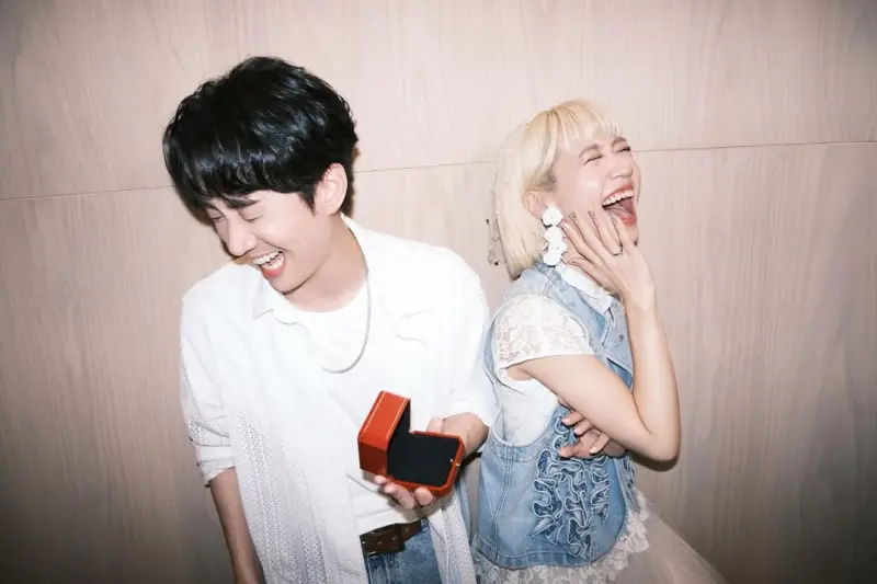 ▲陳漢典（左）日前與LULU（右）無預警曝光婚訊，震撼各界，不過其實男方早就在書中說過理想型，如今情定LULU，也讓粉絲直呼根本是命中註定。（圖／Lulu IG@sunnygirl800424）