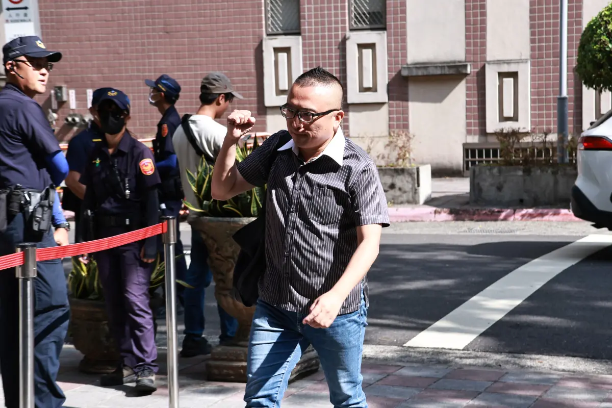 ▲周榆修說民眾黨部的錢就是黨部支出，他沒看過柯文哲跟梁秀菊說民眾黨成立社發部的費用從眾望支出的訊息，北檢說周榆修跟其他證人所述不同，顯然有一方作偽證。（圖／記者吳翊緁攝）