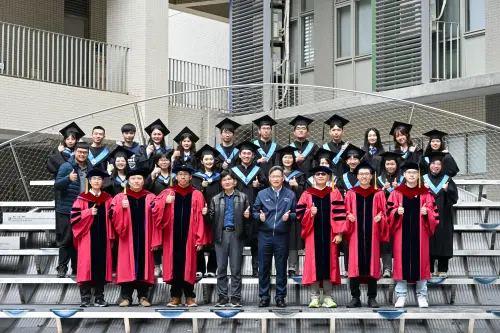 ▲「電子與光子學士後學位學程」第一屆畢業生。（圖／陽明交大提供）