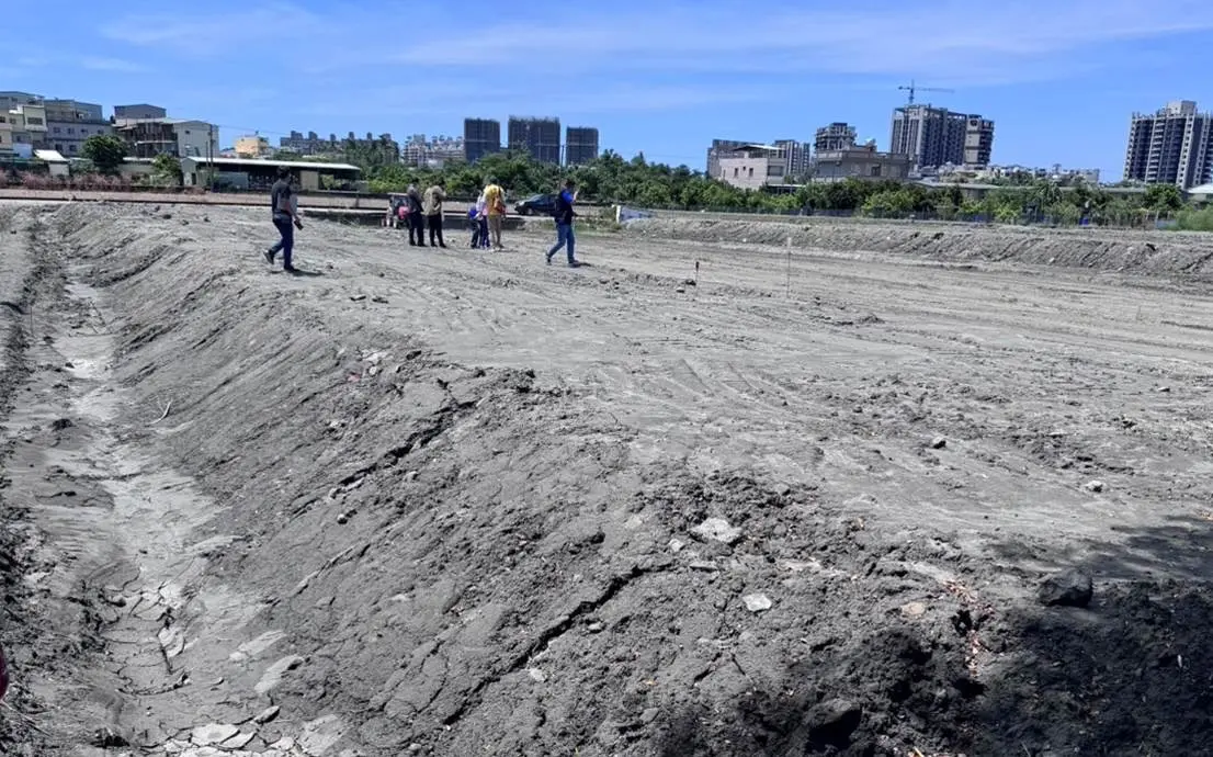 ▲ 高市府都發局接獲檢舉大寮區農業區土地發現有任意堆置土石情形，立即會同市府相關機關派員現勘。並依都市計畫法規定裁處。（圖／高市府提供）