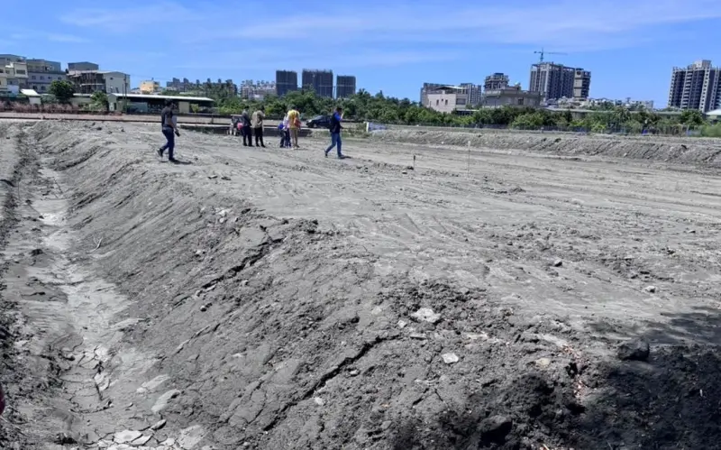 ▲ 高市府都發局接獲檢舉大寮區農業區土地發現有任意堆置土石情形，立即會同市府相關機關派員現勘。並依都市計畫法規定裁處。（圖／高市府提供）