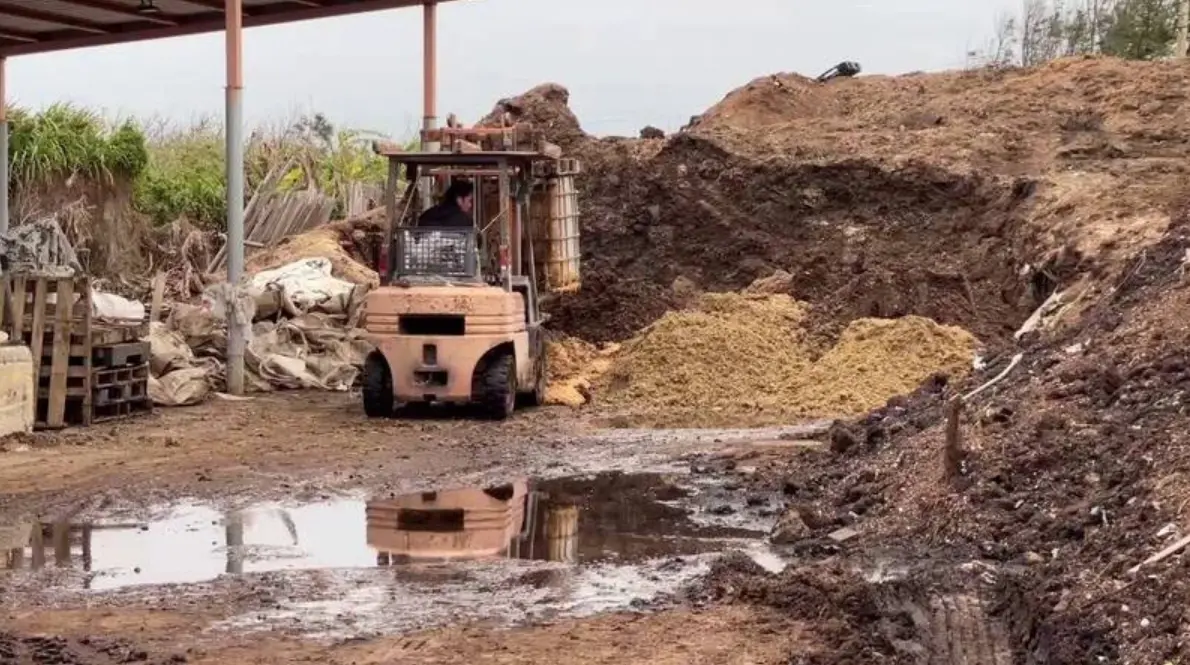 ▲經營生物農業公司的葉姓女子，打著「有機肥料再應用」的名號，棄置逾千噸廚餘殘渣、蛋殼、蛋液與蟲糞於大甲海邊，臭氣薰天。（圖／翻攝畫面）
