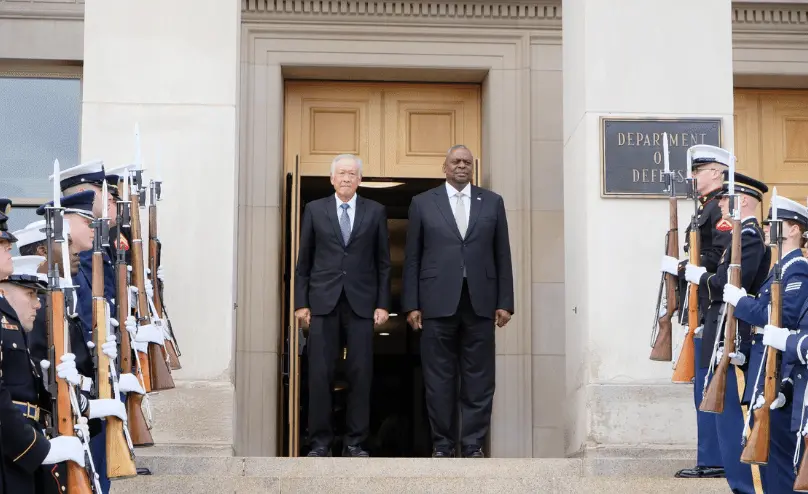 ▲新加坡國防部長陳振聲（左）於華府五角大廈與美國國防部長赫格塞斯（右）會晤，並宣布新加坡將採購4架P-8A「海神」巡邏機。（圖／翻攝自新加坡國防部）