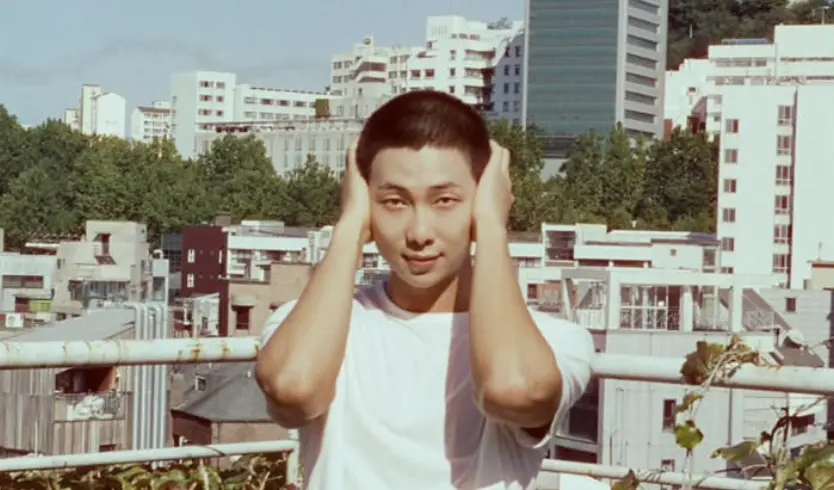 ▲韓國人氣男子團體BTS的隊長RM金南俊（如圖）今（12）日迎來31歲生日！RM從小因饒舌團體Epik High萌生饒舌夢，他歷經挫折、成為Big Hit練習生，如今不只音樂才華出眾，更以成熟人生觀啟發粉絲珍惜愛與幸福。（圖／翻攝自RM IG＠rkive）