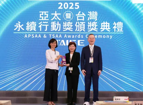 ▲台灣金聯資產管理公司連續舉辦15年的平價住宅活動，評選榮獲亞太永續行動金獎及台灣永續行動銅獎兩項殊榮肯定，由董事長宮文萍（中）代表公司領獎。（圖／台灣金聯提供）