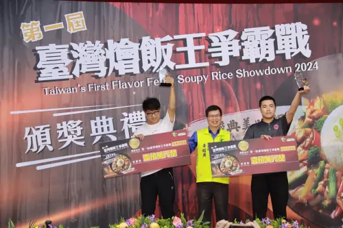 ▲農糧署副署長黃昭興(中)與第一屆臺灣臺灣燴飯王爭霸戰「經典美味組」及「創意飄香組」冠軍得獎者合影。（圖／農糧署提供）