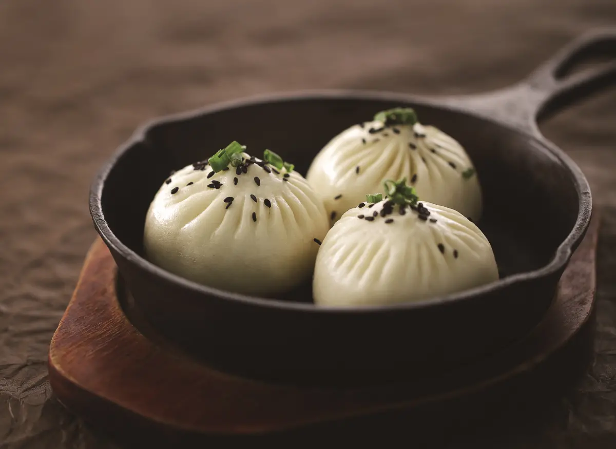 ▲「台北夜上海」因為林志玲曾經在社群平台吃播餐廳招牌菜「上海生煎包」，讓品牌更吸引大眾喜愛。今年營運十週年，更推出10大招牌經典名菜，享有88折優惠。（圖／上海夜上海提供）