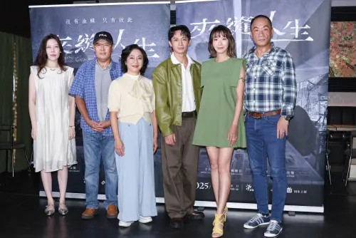 ▲公視台語台《夾縫人生》今（11）日舉辦記者會，由金鐘導演王傳宗（左2）執導，挑戰拍攝黑白電視電影作品。（圖／記者朱永強攝影）