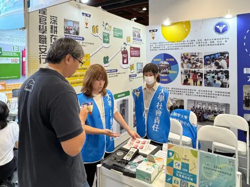 ▲中山醫大語聽系主任池育君(中)在展場中，向民眾解說舌頭功能跟吞嚥的關聯性。（圖／中山醫大提供）