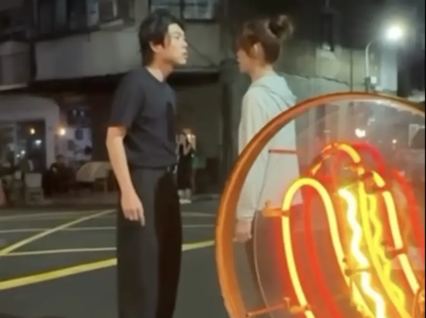 ▲10日晚間，大安街頭出現男子當眾告白女生，豈料該女丈夫剛過世頭七，狗血對話掀爆討論，後來Disney+證實這是為了宣傳新劇《暴風圈》的企劃。（圖／Threads@ruby_1227_0119）