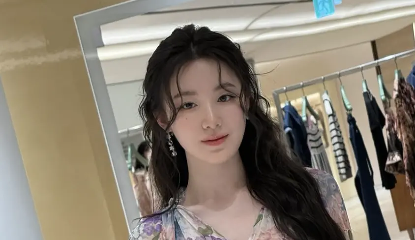 ▲i-dle成員舒華（如圖），近日成為全球版《鑑定師 Global》主持人，首集邀請MAMAMOO成員頌樂，一起挑戰台灣小吃炸蟋蟀，兩人罕見失去表情管理，讓粉絲笑翻稱讚：「真的超敢吃」。（圖／翻攝自yeh.shaa_）