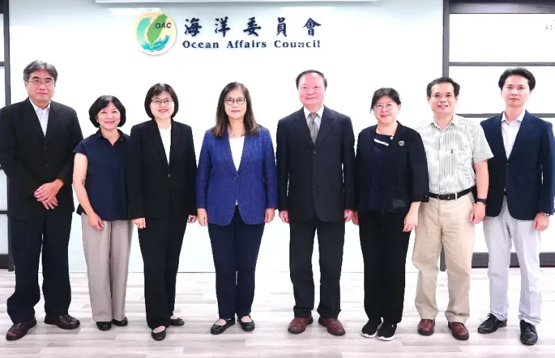 ▲高雄師範大學校長王政彥(右4)率隊到海洋委員會拜會主任委員管碧玲(左4)，雙方就國際海洋教育合作，進行深度討論與交流。(圖／海洋委員會提供)